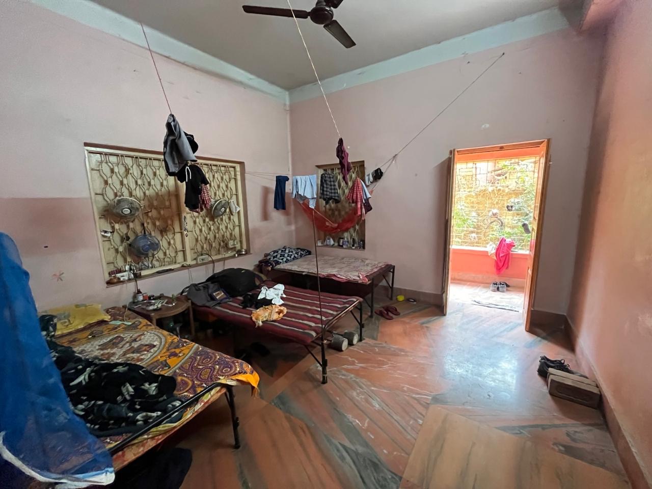 Entire House Near Ravindra Sarovar Metro Image 1